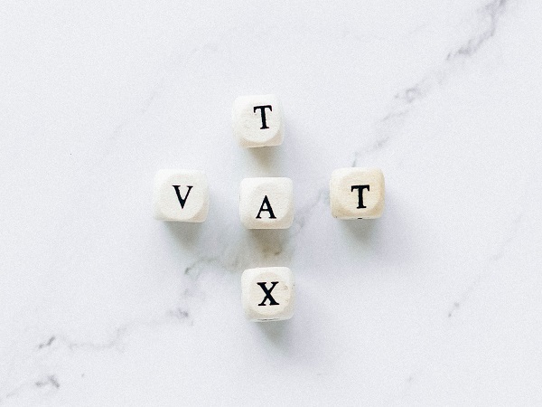 Kocky s písmenami VAT TAX