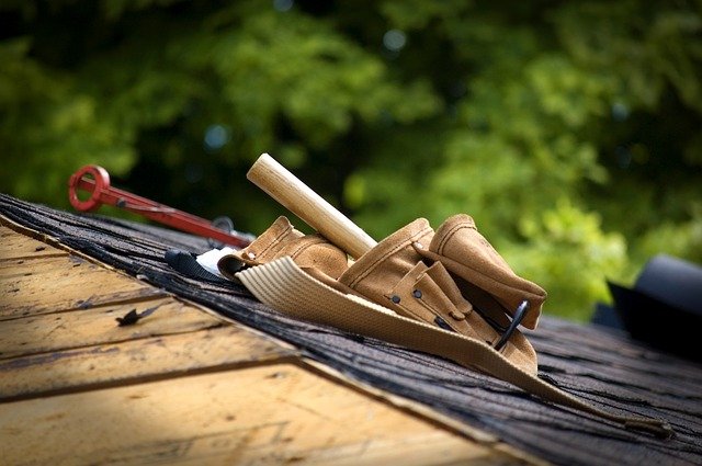 Náradie klampiara položené na streche