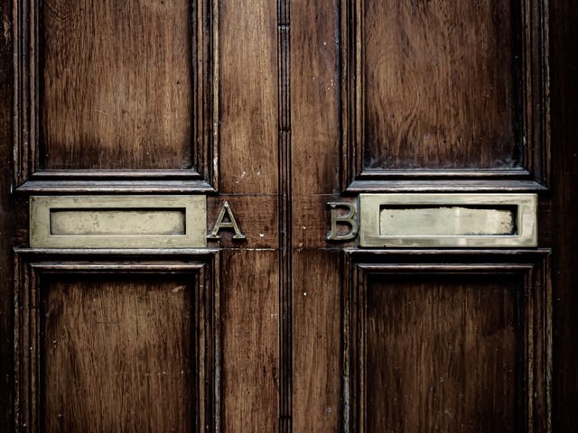 Hnedé dvere s písmenami A a B